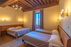 Postel nebo postele na pokoji v ubytování Hotel De La Cloche + 37 fotografií