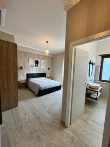 duża sypialnia z łóżkiem i łazienką w obiekcie Doina Guest House w Rzymie