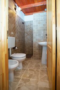 ein Badezimmer mit 2 WCs und einem Waschbecken in der Unterkunft Piazzetta San Giovanni B&B in Specchia
