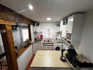 uma pequena cozinha com um balcão de madeira em Cozy Apartment In Rural Village em Barruelo de Santullán