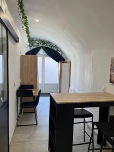 a dining room with a table and some chairs at Agréable studio en plein coeur de ville in Saint-Jean-de-Védas