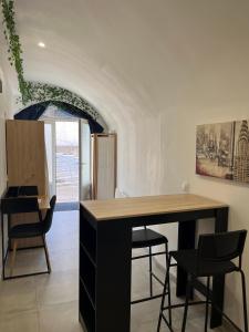 - une cuisine avec une table et des chaises dans la chambre dans l'établissement Agréable studio en plein coeur de ville, à Saint-Jean-de-Védas
