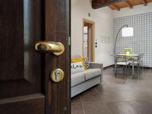 drzwi do salonu z kanapą i stołem w obiekcie Corte D'Appello Houses w Turynie