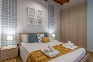sypialnia z dużym łóżkiem z ręcznikami w obiekcie Corte D'Appello Houses w Turynie