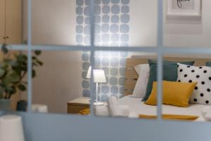 espejo de un dormitorio con cama con almohadas en Corte D'Appello Houses, en Turín