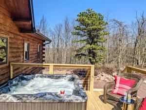 a hot tub on the deck of a cabin at Skypine Lodge - Log Lodge Atop the World in Jim Thorpe