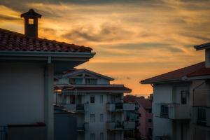 a view of the roofs of buildings at sunset at La Perla Nascosta in Belvedere Marittimo