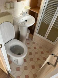 Ένα μπάνιο στο Chalet 108 met airco familie camping de Tien Heugten Schoonloo Drenthe