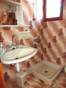 uma casa de banho com um lavatório e um WC em Papadioti Apartments em Pefki