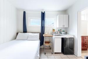 ein kleines Schlafzimmer mit einem Bett und einem Waschbecken in der Unterkunft Balboa Beauty III in Newport Beach