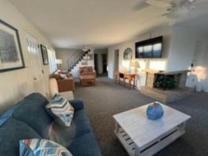 Fotografie z fotogalerie ubytování 5 Bedrooms That Sleeps 14! Home Has Ocean Views! 50 Feet From Beach Ramp!!!! v destinaci Brant Beach