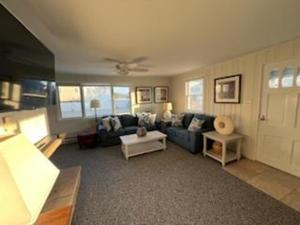 Fotografie z fotogalerie ubytování 5 Bedrooms That Sleeps 14! Home Has Ocean Views! 50 Feet From Beach Ramp!!!! v destinaci Brant Beach