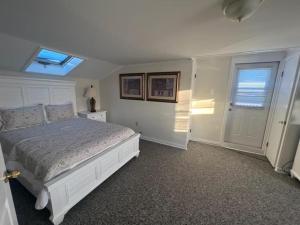 Fotografie z fotogalerie ubytování 5 Bedrooms That Sleeps 14! Home Has Ocean Views! 50 Feet From Beach Ramp!!!! v destinaci Brant Beach