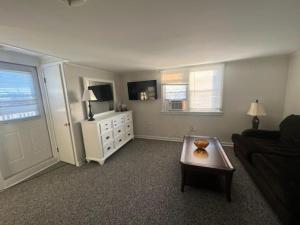 Fotografie z fotogalerie ubytování 5 Bedrooms That Sleeps 14! Home Has Ocean Views! 50 Feet From Beach Ramp!!!! v destinaci Brant Beach