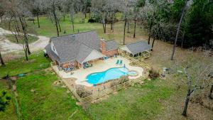 马格诺利亚Country Getaway 4 Bedroom Resort in 10 Acre Lot的带游泳池的房子的鸟瞰图