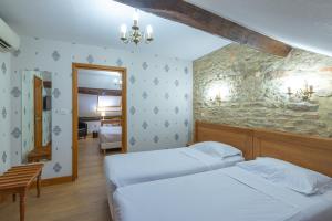 Postel nebo postele na pokoji v ubytování Hotel De La Cloche