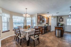 马格诺利亚Country Getaway 4 Bedroom Resort in 10 Acre Lot的厨房兼餐厅，配有桌椅