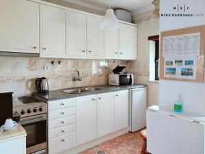 A kitchen or kitchenette at Mira'Barrinha Flats