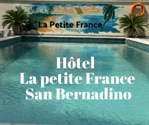 サン・ベルナルディーノにあるHotel Oasis-Dream Holidays - La Petite Franceのa hotel la petite franca san benedimino with a pool