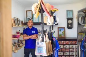 een man in een winkel met tassen en hoeden bij Nungwi House in Nungwi