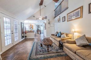 马格诺利亚Country Getaway 4 Bedroom Resort in 10 Acre Lot的客厅里有一张沙发和一张桌子。