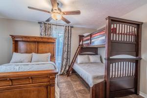 马格诺利亚Country Getaway 4 Bedroom Resort in 10 Acre Lot的一间卧室设有两张双层床和吊扇 更多52张照片