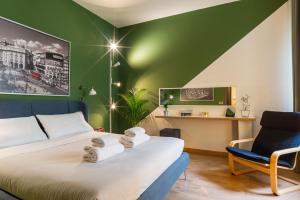 1 dormitorio con 1 cama con pared verde en Rialto 13, en Treviso