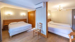 Postel nebo postele na pokoji v ubytování Hotel De La Cloche