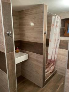 baño con lavabo y cortina de ducha en Residenz Pal en Kokava nad Rimavicou