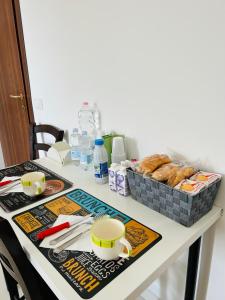 einen Tisch mit einem Korb mit Gebäck darauf in der Unterkunft THE HOUSE FIERA di ROMA in Ponte Galeria