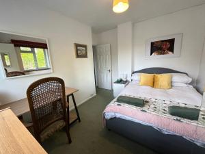 ein Schlafzimmer mit einem Bett und einem Tisch darin in der Unterkunft Wimbledon village and tennis in London