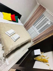 um quarto com uma cama e uma mesa com toalhas em Муканова 6/2 em Karaganda