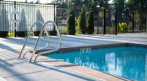 um banco de metal ao lado de uma piscina em H4N Furnished Apartments Near JBLM em Lakewood