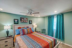 a bedroom with a bed and a ceiling fan at StockYards-BBobs-4mins! GrayLee House.4-Bedrooms in Fort Worth