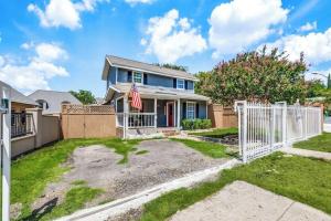 a house with a white fence in a yard at StockYards-BBobs-4mins! GrayLee House.4-Bedrooms in Fort Worth