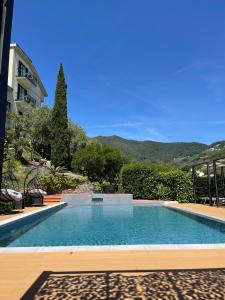 einem Pool vor einem Gebäude in der Unterkunft Hotel Villa Edera & La Torretta in Moneglia
