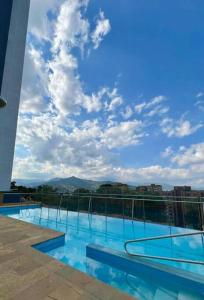 ein großer Pool auf einem Gebäude in der Unterkunft Medellin: Cozy Apat with City View in Envigado