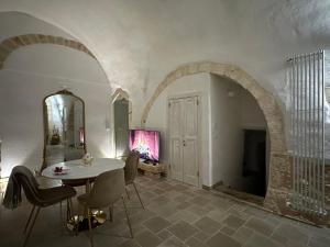 a living room with a white table and chairs at Arquati Suite Luxury Apartment in Ostuni