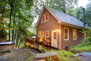 una casita en medio de un patio en The Hawks Nest Cabin - Breathtaking River Views en Matamoras