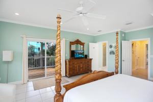 - une chambre avec un lit et un miroir dans l'établissement Cape Palms by Pristine Properties Vacation Rentals, à Cape San Blas