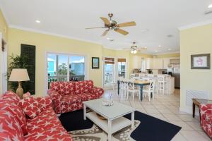 - un salon avec des canapés rouges et une table dans l'établissement Cape Palms by Pristine Properties Vacation Rentals, à Cape San Blas