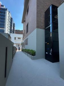 a building with a walkway in front of a building at Studio no centro, novo com garagem in Santa Maria