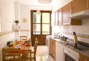 a kitchen with a table and a dining room at Apartamento Ría San Esteban in San Esteban de Pravia