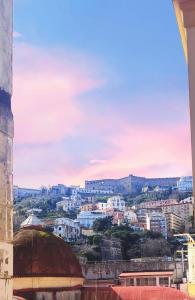 een uitzicht op de stad vanuit een gebouw bij B&B Bella 'Mbriana Simona in Napels
