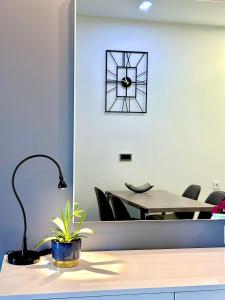 卡利塞亞－豪客迪克斯的住宿－RITA SEA VIEW，坐在桌子上的黑色灯与植物