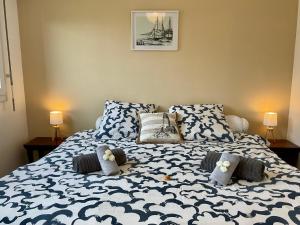 een slaapkamer met een bed met twee knuffels erop bij Appart T4 spacieux & lumineux proche de la mer in Guidel