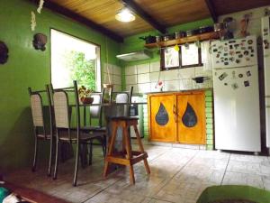 Kuchyň nebo kuchyňský kout v ubytování Casa do Bosque