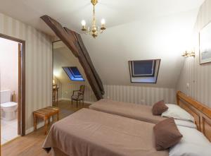 Postel nebo postele na pokoji v ubytování Hotel De La Cloche