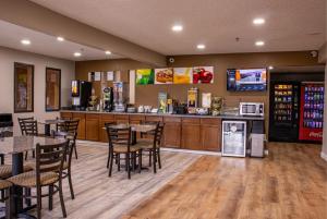 a restaurant with tables and chairs and a bar at Quality Inn Indianola in Indianola