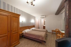 Postel nebo postele na pokoji v ubytování Hotel De La Cloche